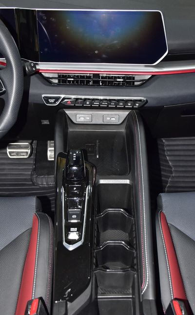2025 Geely Coolray GF PLUS, modrá, 22 000 km, dovoz SAE — foto 14 z 16