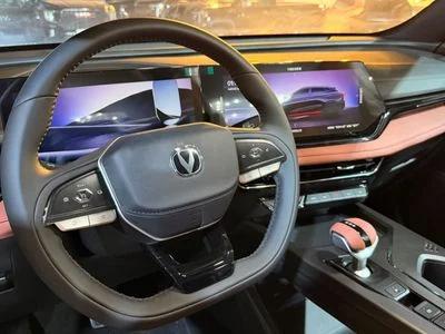 2026 Changan X5 Plus BEYOND PRO, bílá, 0 km, dovoz SAE — foto 7 z 19