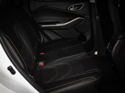 2025 Jac JS4 INTELLIGENCE, bílá, 8 003 km, dovoz SAE — foto 7 z 10