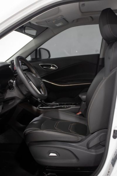 2025 Jac JS4 INTELLIGENCE, bílá, 8 801 km, dovoz SAE — foto 6 z 10