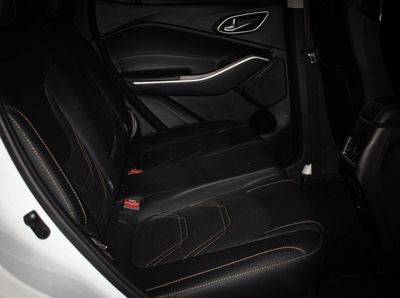 2025 Jac JS4 INTELLIGENCE, bílá, 8 801 km, dovoz SAE — foto 8 z 10