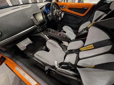 2026 Alpine A110, oranžová, 30 km, dovoz SAE — foto 3 z 6