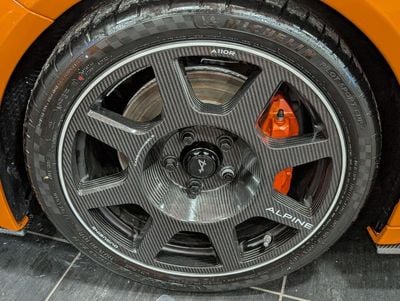 2026 Alpine A110, oranžová, 30 km, dovoz SAE — foto 4 z 6