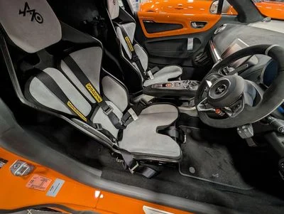2026 Alpine A110, oranžová, 30 km, dovoz SAE — foto 5 z 6