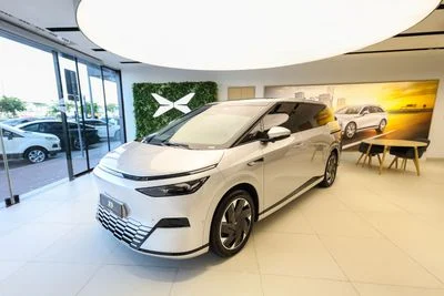 2025 Xpeng X9 LONG RANGE, bílá, 0 km, dovoz SAE — foto 2 z 8