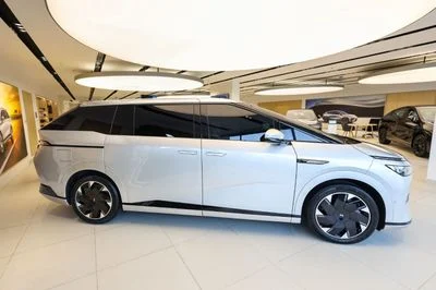 2025 Xpeng X9 LONG RANGE, bílá, 0 km, dovoz SAE — foto 3 z 8