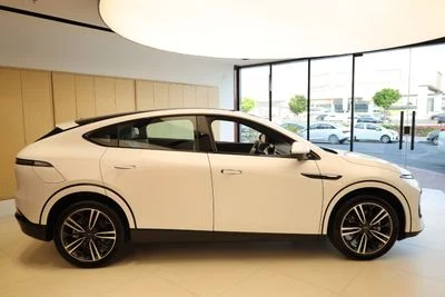 2025 Xpeng G6 PERFORMANCE, bílá, 0 km, dovoz SAE — foto 3 z 7