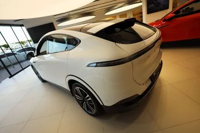 2025 Xpeng G6 PERFORMANCE, bílá, 0 km, dovoz SAE — foto 5 z 7