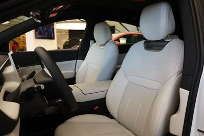 2025 Xpeng G6 PERFORMANCE, bílá, 0 km, dovoz SAE — foto 7 z 7