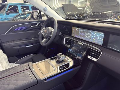 2025 Hongqi EHS9 HIGH, bílá, 10 km, dovoz SAE — foto 13 z 17