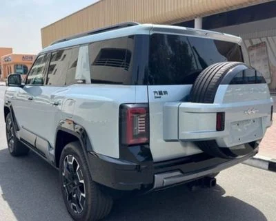 2026 Byd Leopard 8 FLAGSHIP, stříbrná, 16 km, dovoz SAE — foto 2 z 8