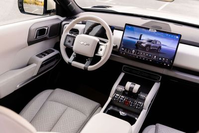 2025 Byd Leopard 3 TITANIUM, bílá, 2 700 km, dovoz SAE — foto 10 z 16