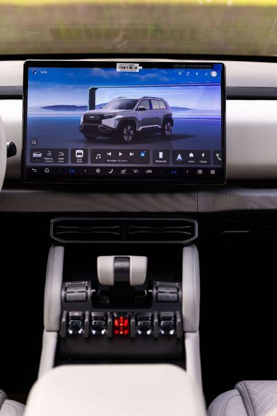 2025 Byd Leopard 3 TITANIUM, bílá, 2 700 km, dovoz SAE — foto 15 z 16