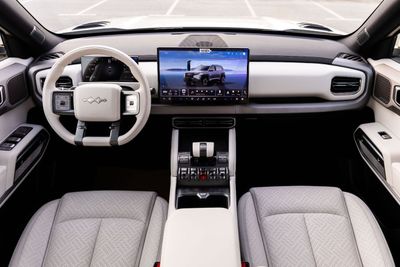 2025 Byd Leopard 3 TITANIUM, bílá, 2 700 km, dovoz SAE — foto 5 z 16