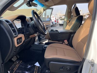 2020 RAM 1500, bílá, 83 000 km, dovoz SAE — foto 9 z 13