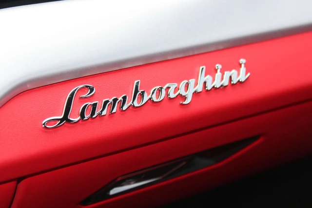 2020 Lmbrghn Urus, bílá, 62 000 km, dovoz Kanada — foto 3 z 20
