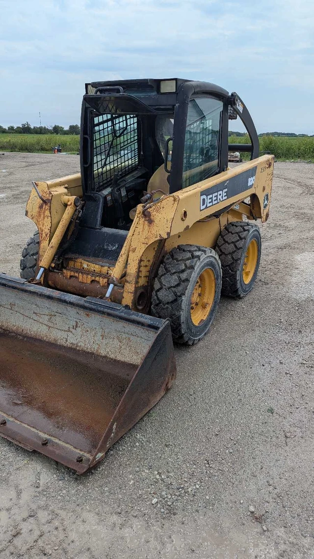 2009 John Deere 320, dovoz Kanada — foto 2 z 4