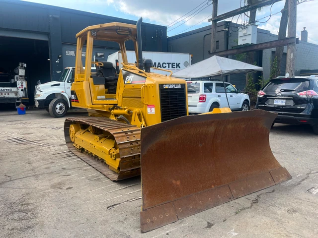 2004 Caterpillar D5G, dovoz Kanada — foto 2 z 5