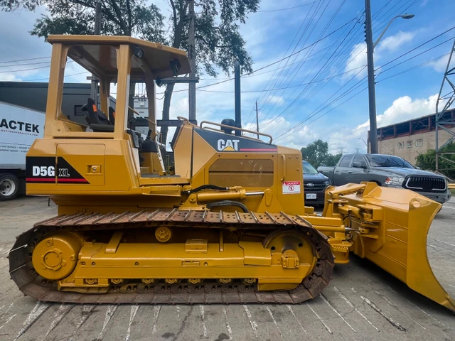 2004 Caterpillar D5G, dovoz Kanada — foto 3 z 5