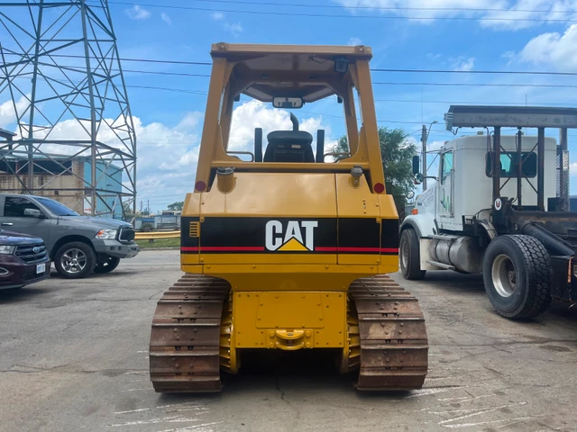 2004 Caterpillar D5G, dovoz Kanada — foto 4 z 5