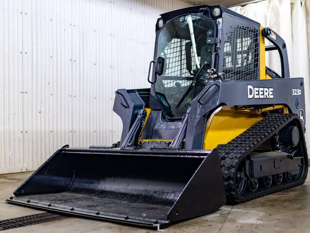 2012 John Deere 323D, červená, 1 mth, dovoz Kanada — foto 4 z 5