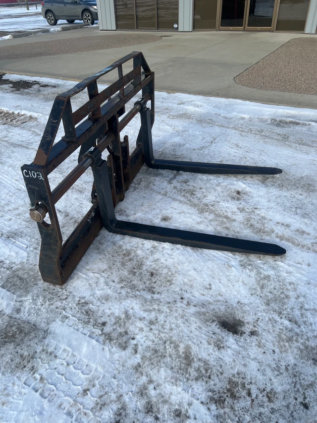 TELEHANDLER, červená, 1 mth, dovoz Kanada — foto 2 z 3