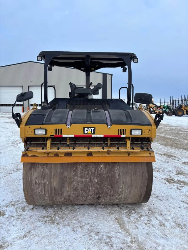 2017 Caterpillar CB64B, 1 mth, dovoz Kanada — foto 2 z 5