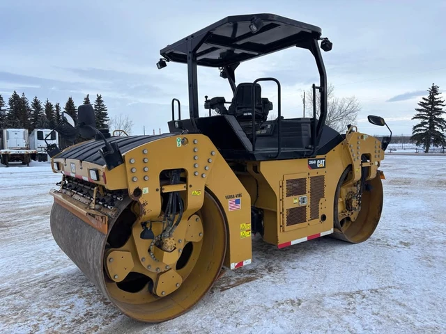 2017 Caterpillar CB64B, 1 mth, dovoz Kanada — foto 4 z 5