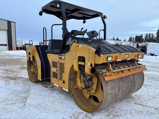 2017 Caterpillar CB64B, 1 mth, dovoz Kanada — foto 5 z 5