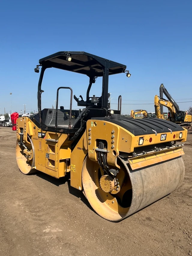2014 Caterpillar CB54B, 1 mth, dovoz Kanada — foto 2 z 5