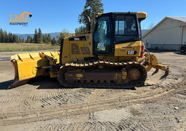 2014 Caterpillar D5K2, červená, 1 mth, dovoz Kanada — foto 2 z 5