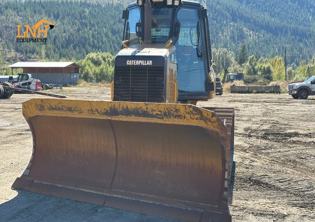 2014 Caterpillar D5K2, červená, 1 mth, dovoz Kanada — foto 3 z 5