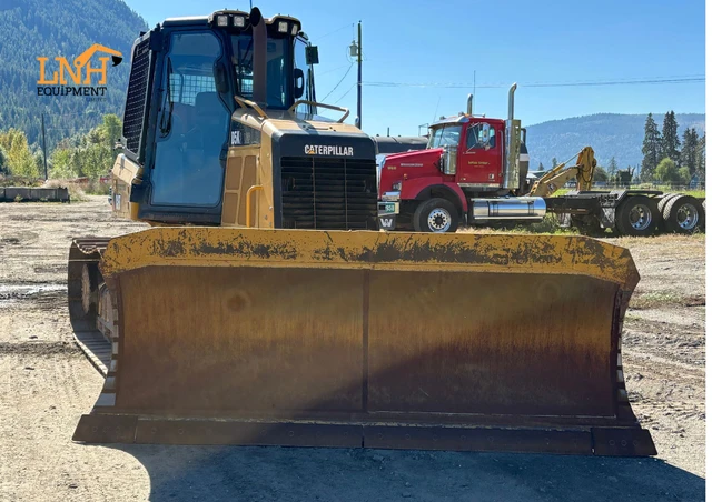 2014 Caterpillar D5K2, červená, 1 mth, dovoz Kanada — foto 4 z 5