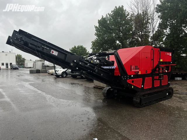 2025 RED, červená, dovoz Kanada — foto 2 z 5