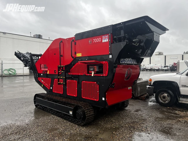 2025 RED, červená, dovoz Kanada — foto 4 z 5