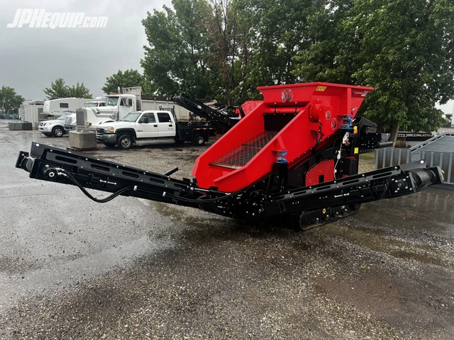 2025 RED, červená, dovoz Kanada — foto 2 z 5