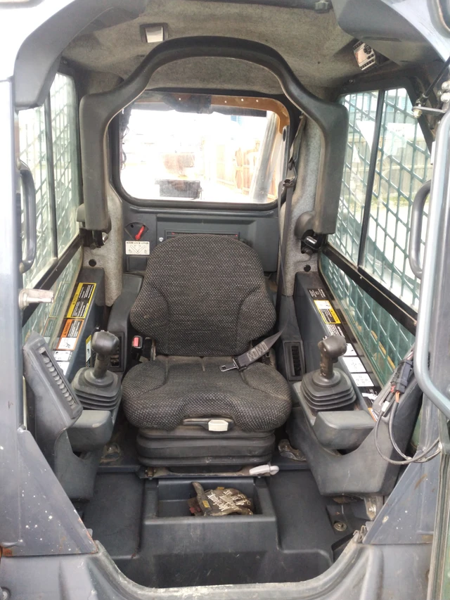 2014 John Deere 320E, červená, dovoz Kanada — foto 2 z 5