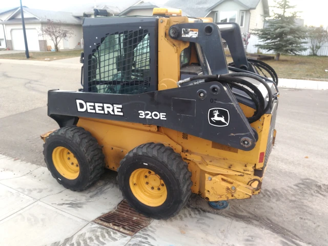2014 John Deere 320E, červená, dovoz Kanada — foto 3 z 5