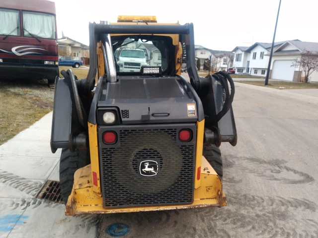 2014 John Deere 320E, červená, dovoz Kanada — foto 4 z 5
