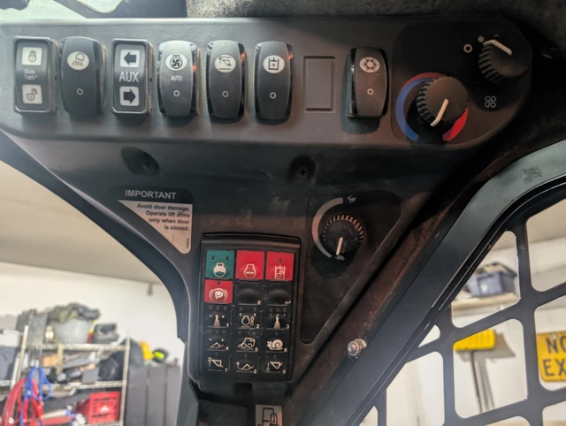 2014 John Deere 320E, červená, dovoz Kanada — foto 5 z 5