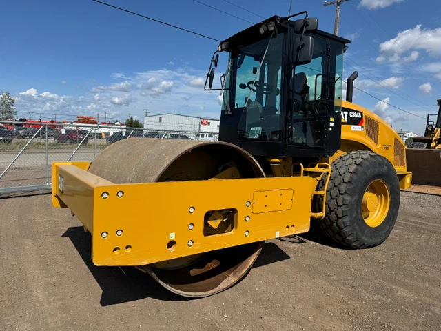 2018 Caterpillar CS64B, červená, dovoz Kanada — foto 2 z 5