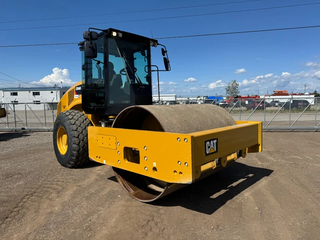 2018 Caterpillar CS64B, červená, dovoz Kanada — foto 3 z 5