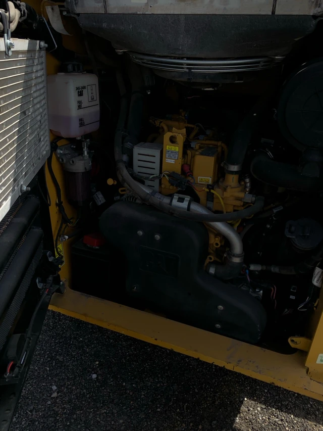Caterpillar 277D, červená, dovoz Kanada — foto 3 z 5