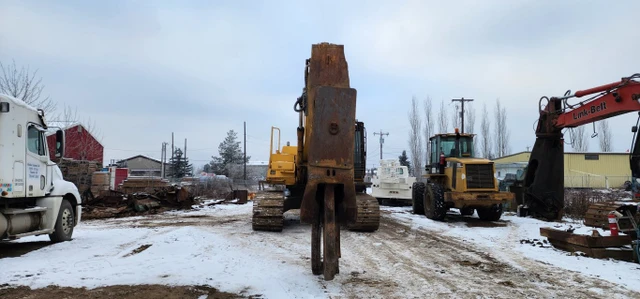 2005 John Deere 330C, 15 073 mth, dovoz Kanada — foto 2 z 5