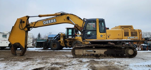 2005 John Deere 330C, 15 073 mth, dovoz Kanada — foto 4 z 5