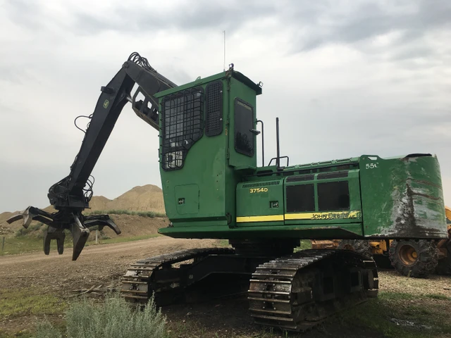 2011 John Deere 3754, červená, dovoz Kanada — foto 2 z 5