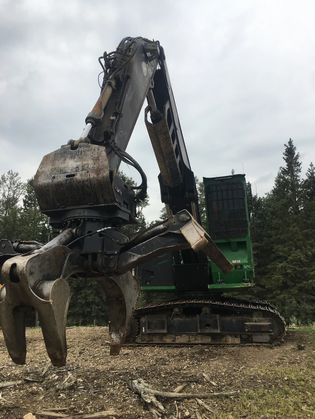 2011 John Deere 3754, červená, dovoz Kanada — foto 4 z 5