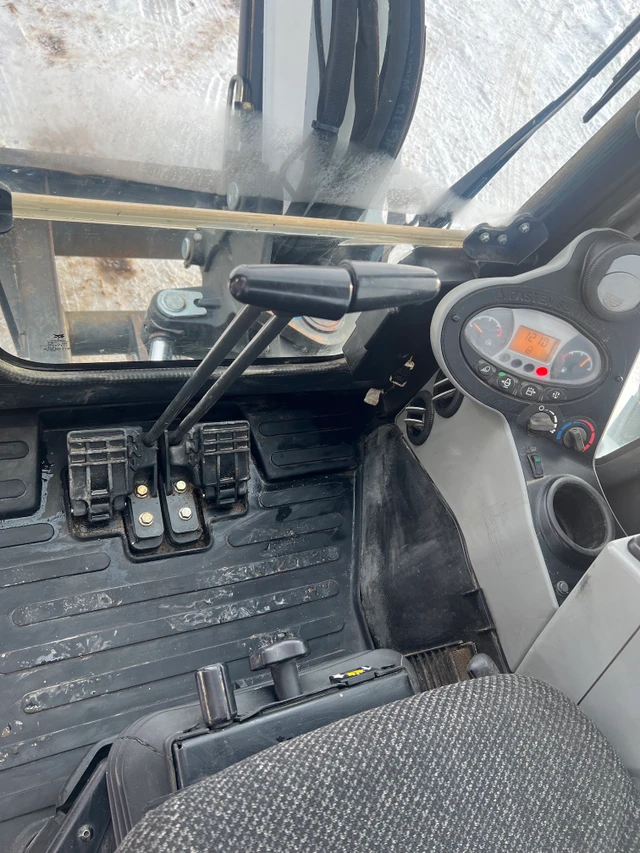2017 Bobcat E50, červená, 1 mth, dovoz Kanada — foto 5 z 5