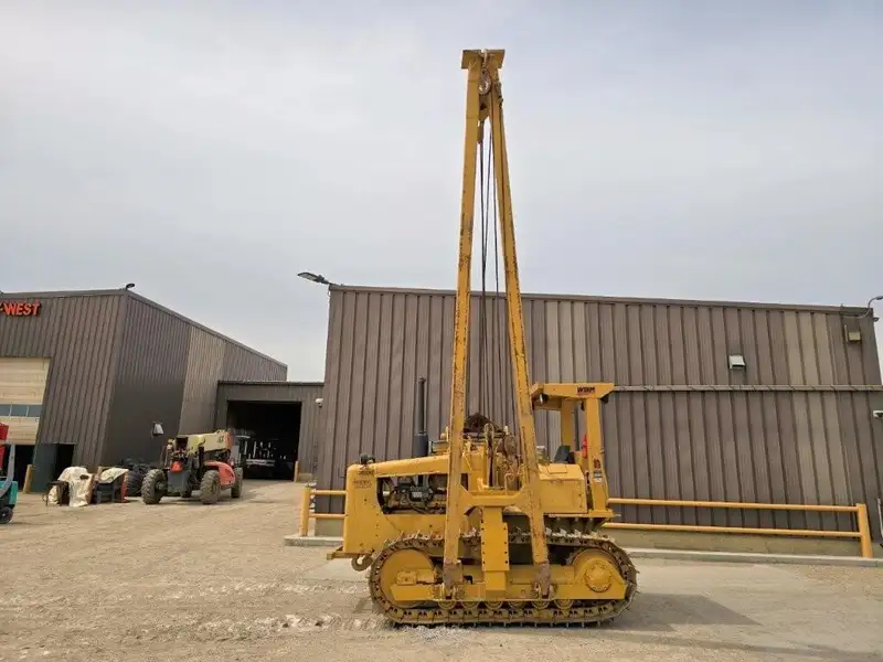 1980 Caterpillar D4E, dovoz Kanada — foto 9 z 12