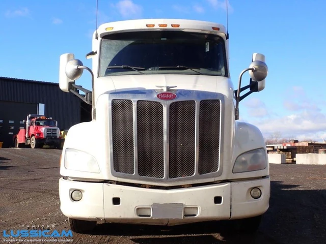 2015 PETERBILT, 1 066 176 mth, dovoz Kanada — foto 2 z 5